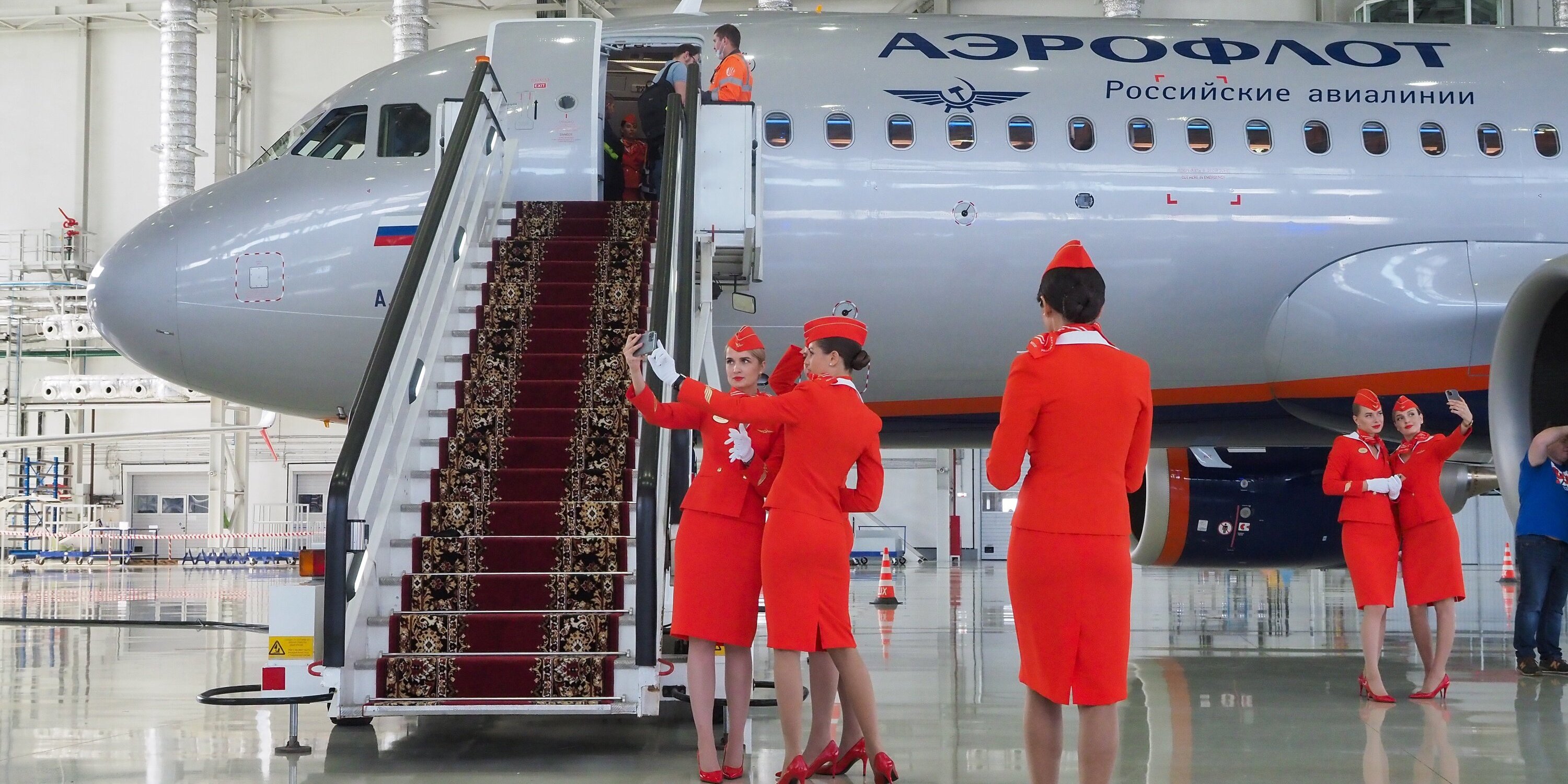 Аэрофлот поменять на бизнес. Аэрофлот Airbus 320 Neo экипаж. Парк Аэрофлота на 2022. Airbus 320 Neo Шереметьево. Аэрофлот презентация 320 Нео.