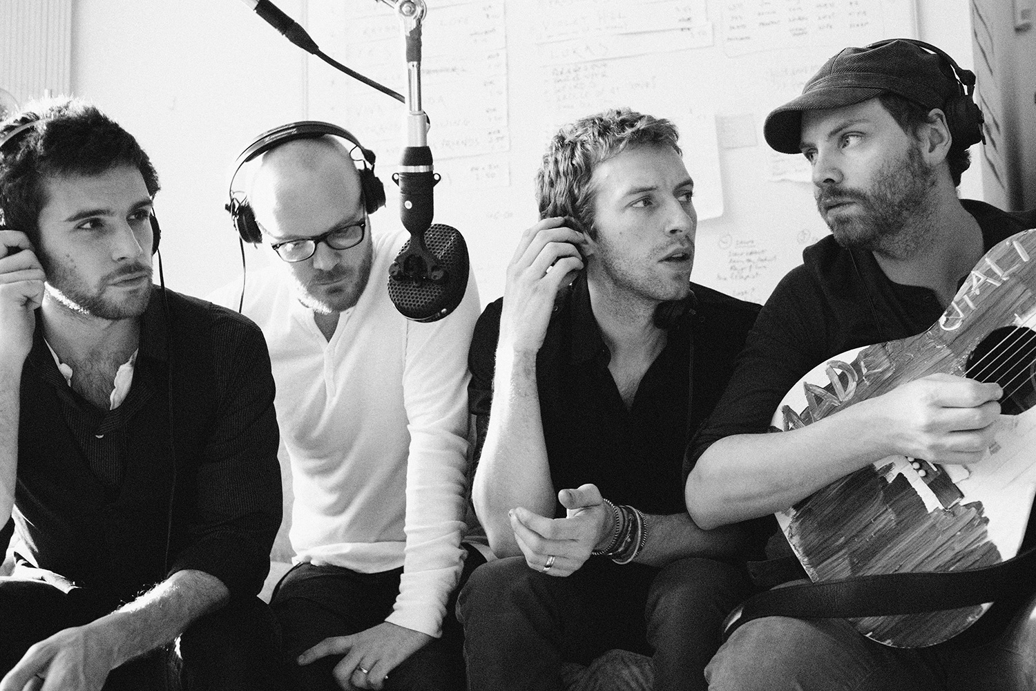 Радостный ролик от меланхоличных Coldplay