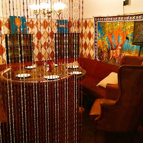 Стеклярус, олень на стене, разнокалиберные кресла — в новой «Камчатке» узнаваемый советский интерьер встречается с коктейлями дайкири и «Олд-фэшенд» 