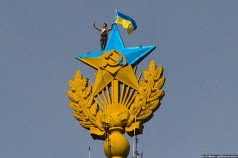 Рабочий делает селфи на фоне украинского флага