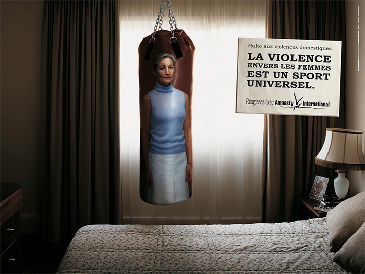 Эта социальная реклама, сделанная вместе с Amnesty International, утверждает, что насилие в отношении женщин превращается во всеобщий спорт