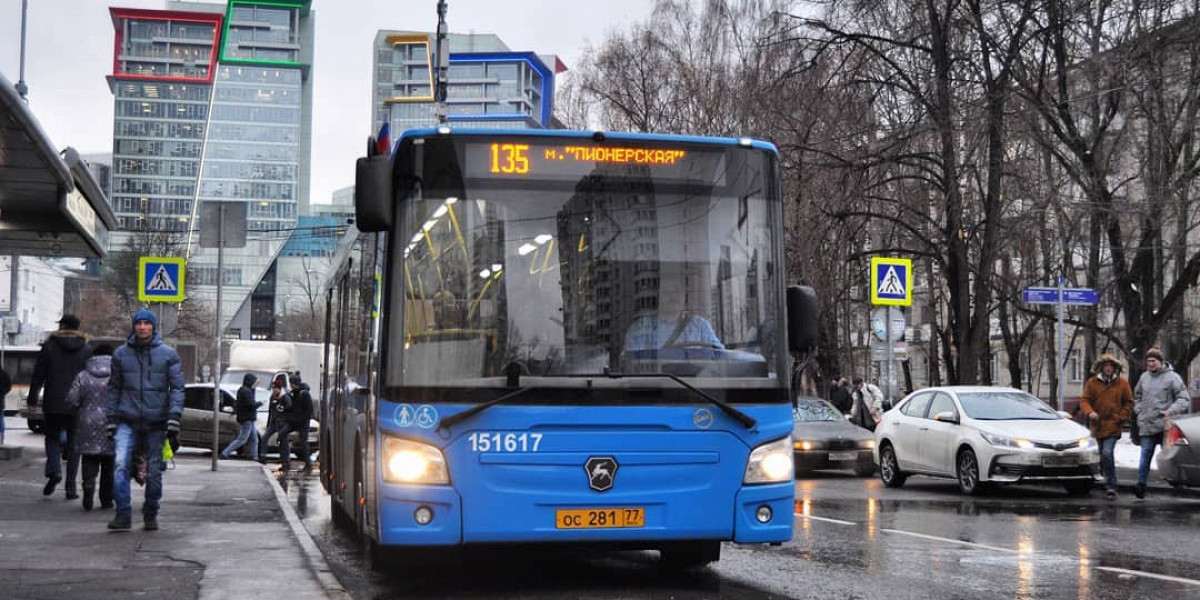 Где 135 автобус. Автобус 135 Москва. 135 Автобус СПБ. Маршрут 135 автобуса Москва. Мосгортранс скорость.