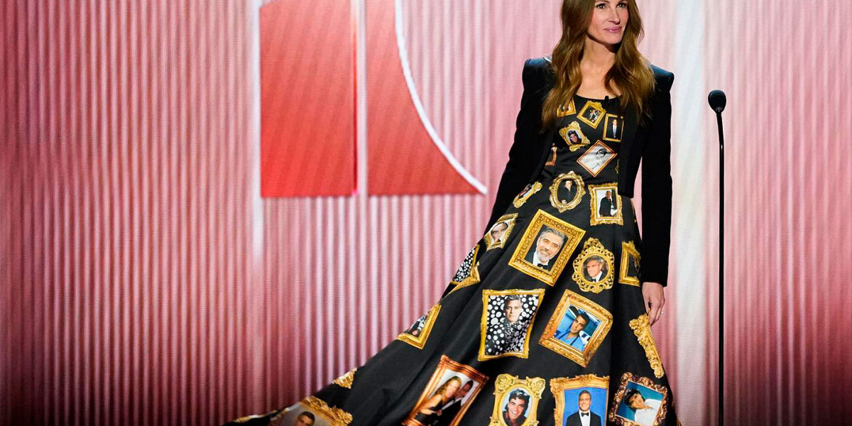 «Нам всем нужен такой друг»: Джулия Робертс надела платье с портретами Джорджа Клуни