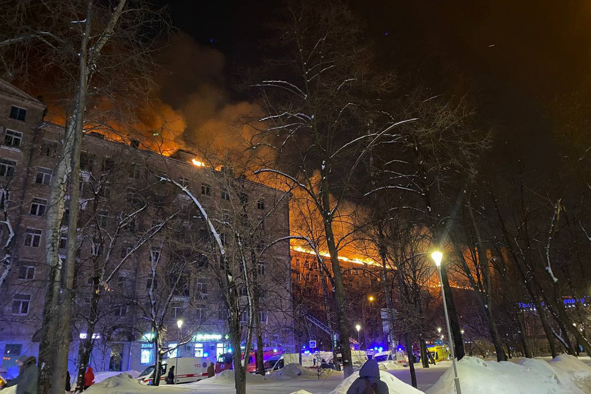 В Москве произошел пожар в шестиэтажном доме. В его тушении участвовало два  вертолета - Афиша Daily