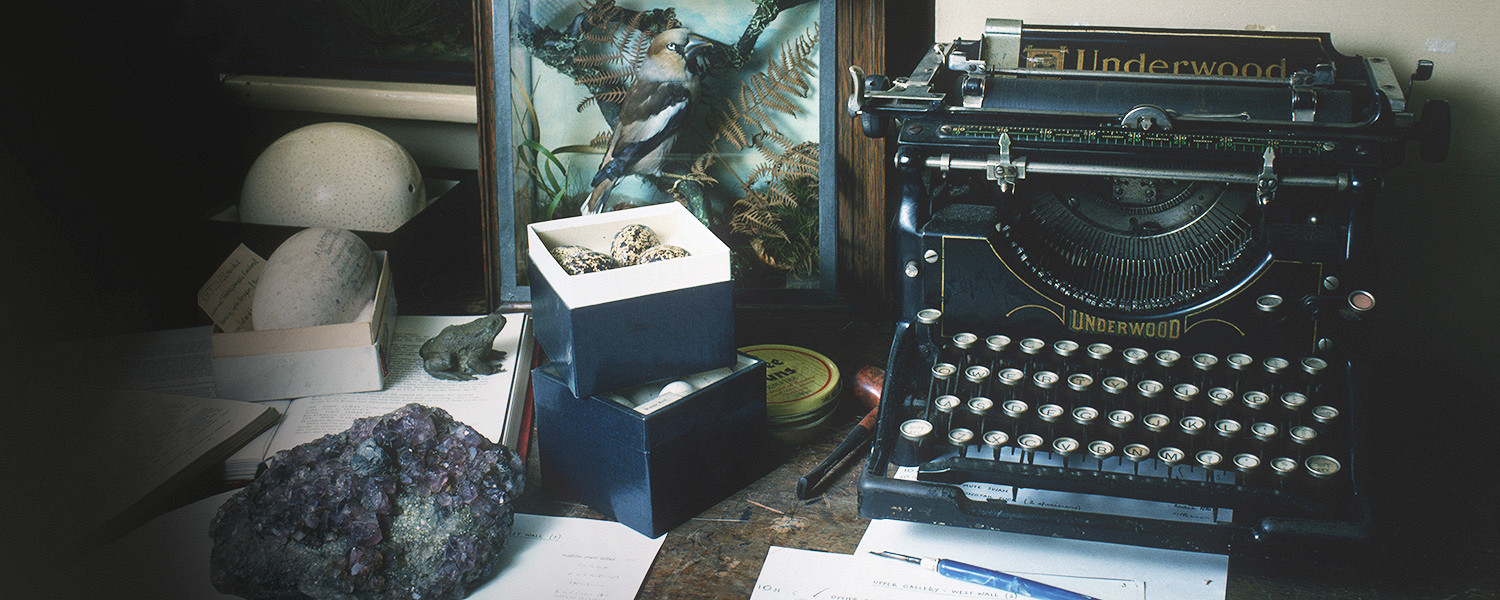 Старинная вычитка. Печатная машинка Морзе. Круглые кнопки на печатной машинке. Чарльзом Спиро создатель пишущих машинок. Фото Джоконды сделанное на печатной машинке.
