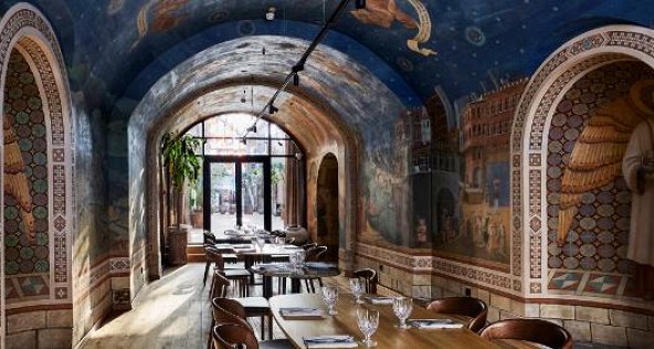 Фрески по мотивам «Илиады», картины Зураба Церетели и хачапури: почему надо идти в красивый грузинский ресторан Bagebi