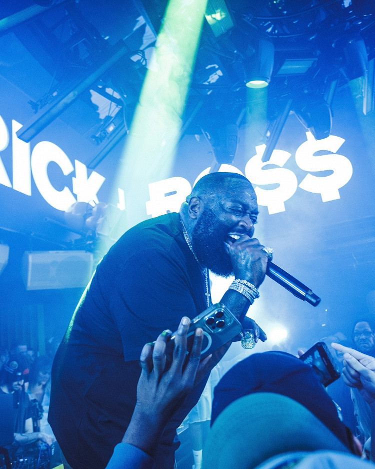 Vagina ichiga ornatilgan kamerani tomosha qiling