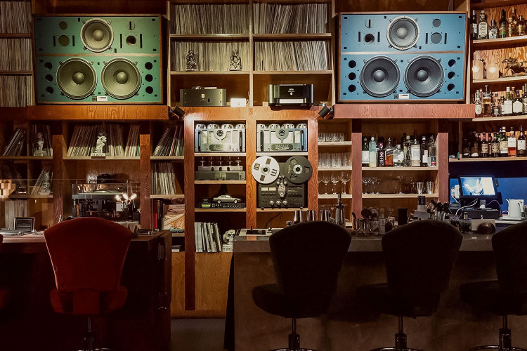 Әйел дәрігер жыныс мүшесін тексереді