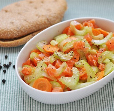 Рецепт Салат из лосося, сельдерея и моркови
