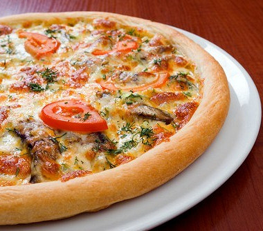 Рецепт Пицца с ветчиной, помидорами и артишоками