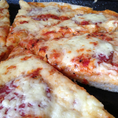Рецепт Воздушная пицца с салями и двумя видами сыра