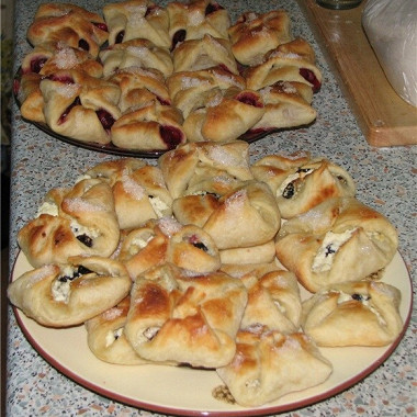 Рецепт Конвертики с черной смородиной, бананом и маскарпоне