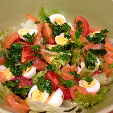 Рецепт Салат с перепелиными яйцами, семгой и томатами черри