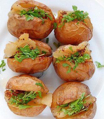 Рецепт Печеный картофель с салатом и прошутто
