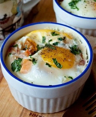 Рецепт Запеченные яйца с беконом и томатами