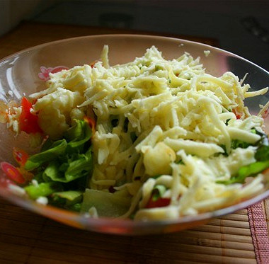 Рецепт Теплый салат с подтаявшим сыром сулугуни