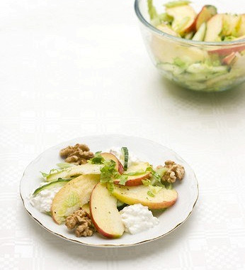Рецепт Салат из корешков сельдерея с грецкими орехами и яблоками