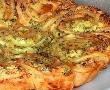 Рецепт Закусочный пирог из слоеного теста с фетой и зеленью