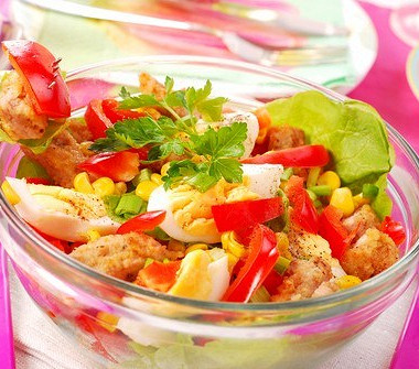 Рецепт Салат из курицы с помидорами, сладкой кукурузой и сухариками