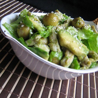 Рецепт Салат из курицы с авокадо и оливками