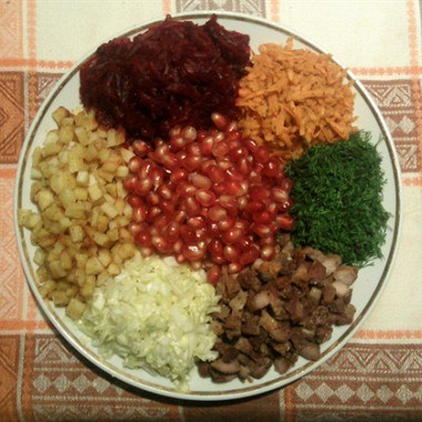 Рецепт Салат «Калейдоскоп» с мясом и зернами граната