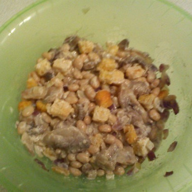 Рецепт Грибной салат с фасолью и сухариками