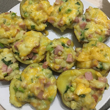Рецепт Фаршированный сыром и колбасой картофель