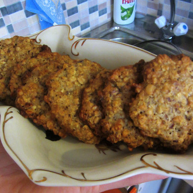 Рецепт Традиционное овсяное печенье с изюмом и арахисом