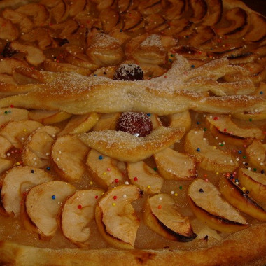 Рецепт Пирог из слоеного теста с яблочным джемом