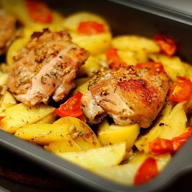 Рецепт Курица с картофелем, запеченная в кефире с чесноком и травами