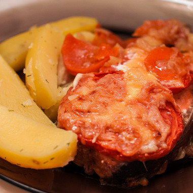 Фото рецепт Запеченная кета под сырной корочкой с картофелем