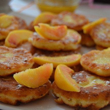 Рецепт Сырники с персиками