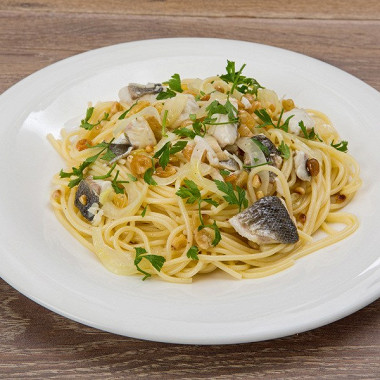 Рецепт Спагетти с сибасом, изюмом и кедровыми орешками