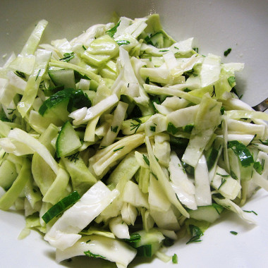 Рецепт Холодный салат из капусты и кинзы с чесночной заправкой