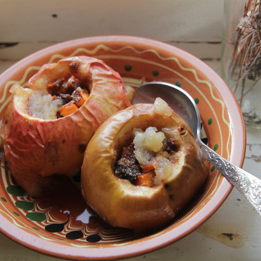 Рецепт Печеные яблоки с тыквой, изюмом, грецкими орехами и корицей