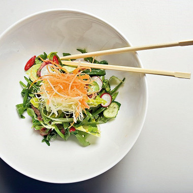 Рецепт Азиатский салат из говядины с кунжутной заправкой