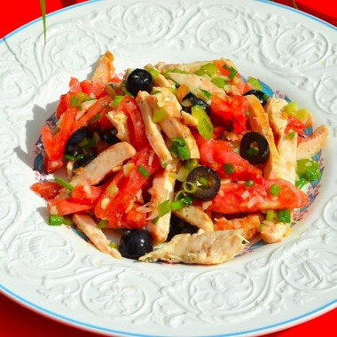 Рецепт Салат из курицы с оливками и помидорами