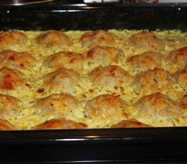 Рецепт Куриные шарики с картофелем под сметаной с сыром