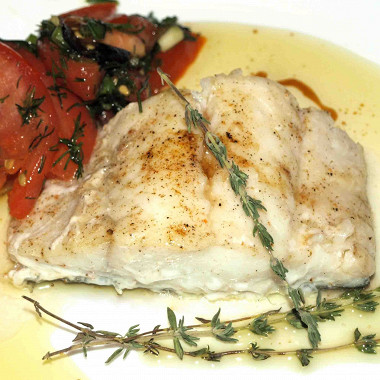 Рецепт Треска с соусом «Марсала» и салатом из помидоров и базилика