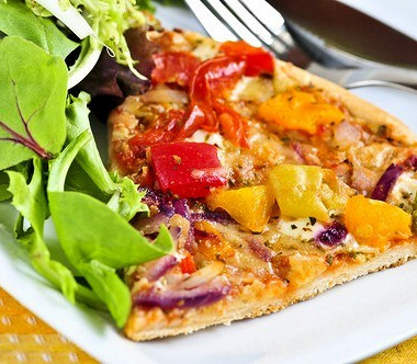 Рецепт Пицца с помидорами, сельдереем, перцем, цукини и двумя видами сыра