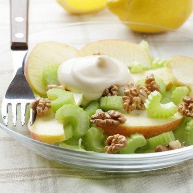 Рецепт Салат Вальдорф с сельдереем, яблоками и грецкими орехами