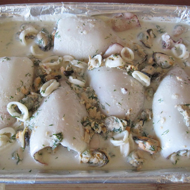 Рецепт Фаршированные морепродуктами кальмары, запеченные в сливочном соусе