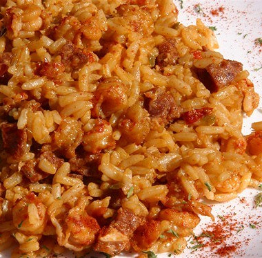 Фото рецепт Джамбалайя с копчеными колбасками и острым томатным соусом