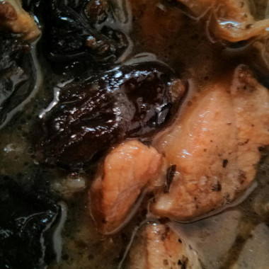 Рецепт Свинина, тушеная с черносливом и луком