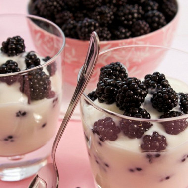 Рецепт Легкий йогуртовый десерт с медом и ежевикой