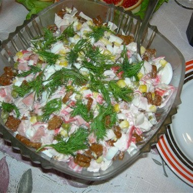 Рецепт Салат с сухариками и колбасками