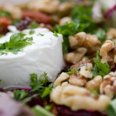 Рецепт Салат с печеной фетой и грецкими орехами