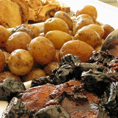 Рецепт Свинина, печенная с картофелем и черносливом