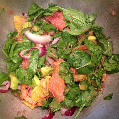 Рецепт Салат из шпината с копченым лососем и маслом авокадо