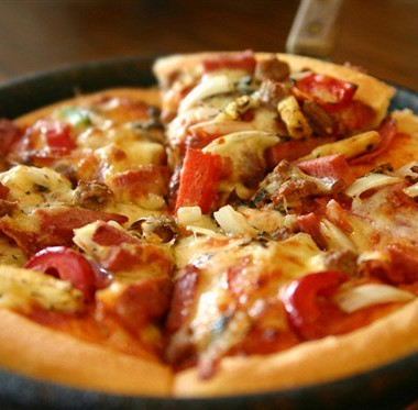 Рецепт Пицца с сосисками и помидорами